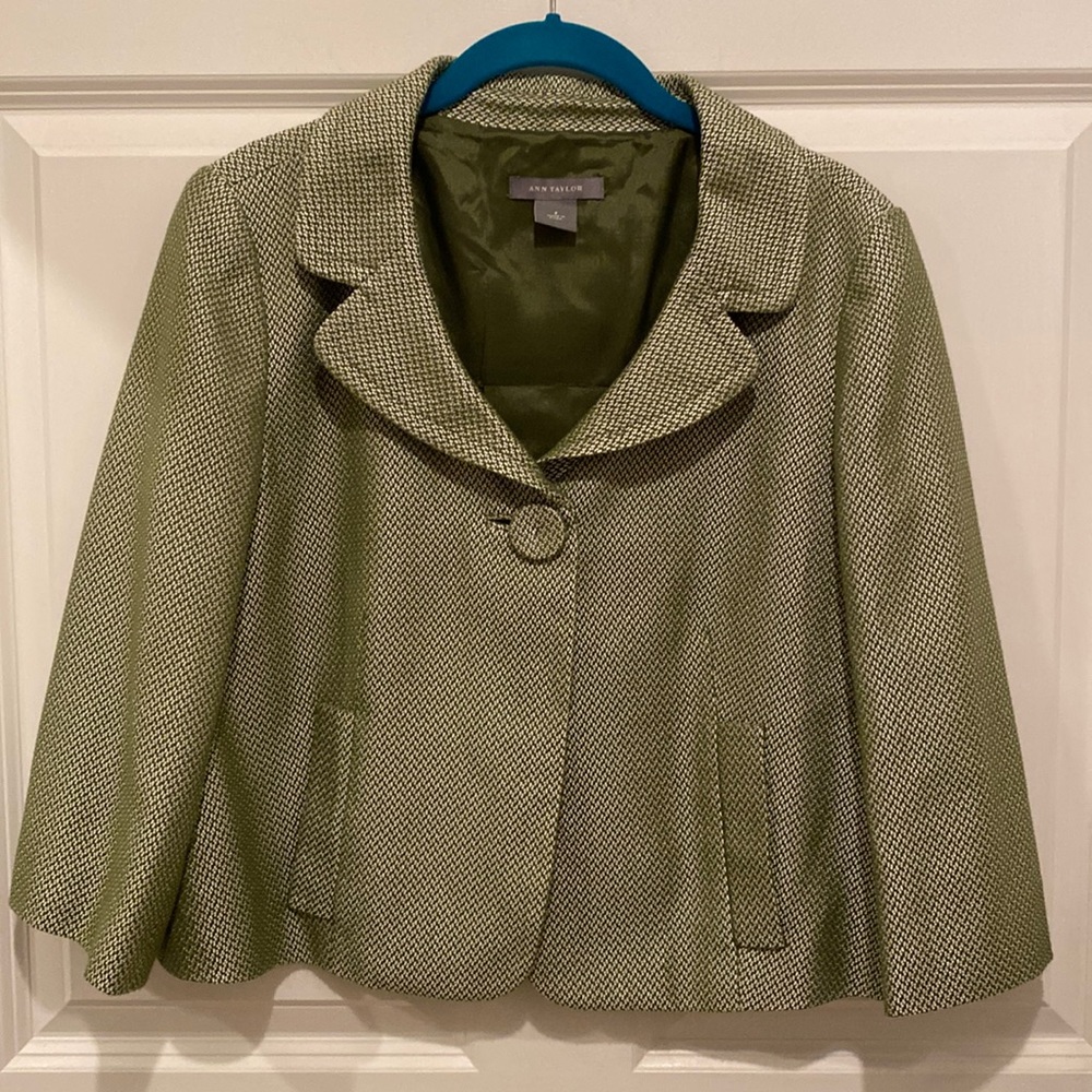 Ann Taylor cropped blazer 3/4 sleeve pleat in back green herringbone